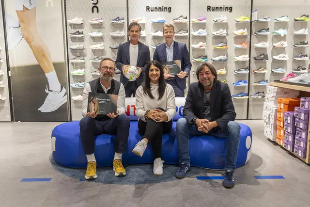 Johannes Kastenhuber (Intersport), Gerhard Zallinger (Betreuer des ÖFB-Teams), Stephanie Venier (Skirennläuferin), Paul Eiselsberg (Imas) und Franz Koll, (Intersport). | Foto: Intersport Austria/Lena Sonntagbauer