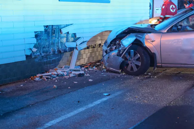 Auf der Laahener Straße in der Welser Vogelweide kommt ein Pkw von der nassen Fahrbahn ab und demoliert eine Hausfassade. | Foto: laumat.at