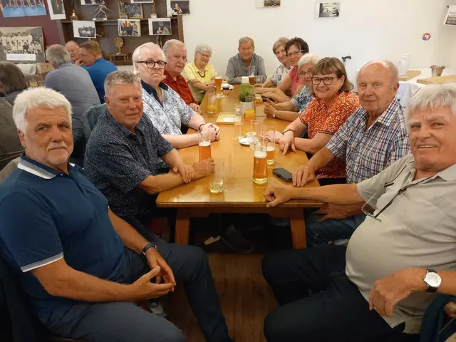 Bis zu 80 Leute kommen bei jedem Treffen zusammen und lassen die Erinnerungen hochleben.  | Foto: Wolfgang Feurstein