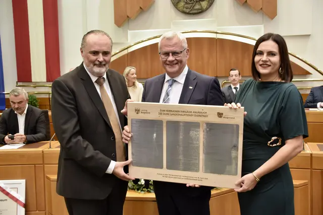 (v.l.) Landeshauptmann Hans Peter Doskozil, Bürgermeister Thomas Steiner und Landtagspräsidentin Astrid Eisenkopf mit einem Exemplar des stenographischen Protokolls der Landtagssitzung vom 30. April 1925, in der Eisenstadt zur Landeshauptstadt des Burgenlandes gekürt wurde. | Foto: Stefan Schneider