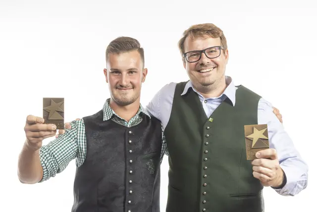 Ing. Bernhard Lappi von Lappi &amp; Lappi Holzbau aus Gabersdorf ist stolz auf seinen Lehrling Kevin Sgerget, der seine Lehre als Zimmermann mit ausgezeichneten Erfolg absolviert hat. | Foto: Foto Fischer
