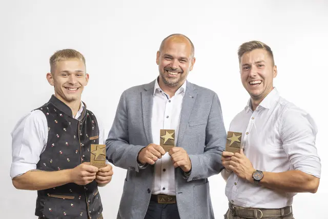Auf diese Lehrlinge kann BM Alexander Partl bauen: Sebastian Stöckler und Alexander Patz dürfen sich über die „Stars of Styria“ Auszeichung freuen, denn sie haben ihre Lehre im Hochbau mit ausgezeichnetem Erfolg absolviert. | Foto: Foto Fischer