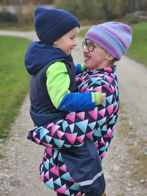 Die Geschwister Laurin (5) und Paulina (12) Sommerauer aus Tarsdorf leiden beide unter dem seltenen Gendefekt "C12orf4“ sowie einer Autismus-Spektrum-Störung. | Foto: Sommerauer