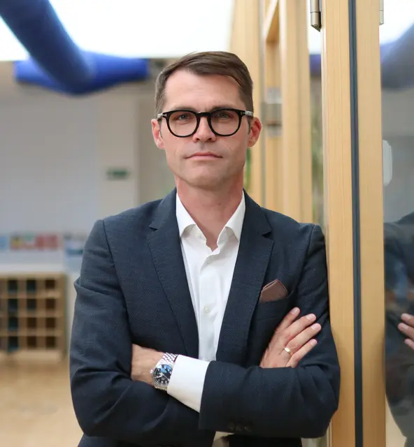 „Soziale Verantwortung endet nicht an der eigenen Haustür. Sauberes Wasser schafft Grundlagen für Gesundheit, Hygiene und Bildung“, so
Thomas Mackinger, Geschäftsführer von Vega. | Foto: Logistikunternehmen VEGA und Hakuna Matata
