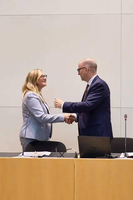 Bürgermeister Dietmar Prammer (SPÖ) gratuliert der neuen 3. Vizebürgermeisterin, Merima Zukan. | Foto: Stadt Linz/Brugger