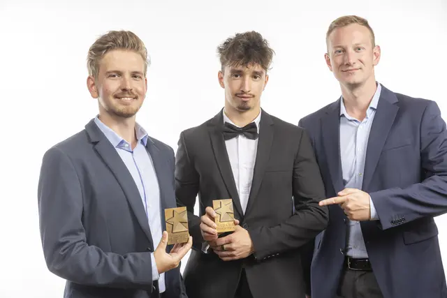 Stefan und Silvio Schmidt, Gesch.ftsführer der Schmidt Fenster GmbH aus Leitring, freuen sich mit ihrem Lehrling Kevin Graf, der seine Lehre als Bürokaufmann mit ausgezeichnetem Erfolg absolviert hat. | Foto: Foto Fischer