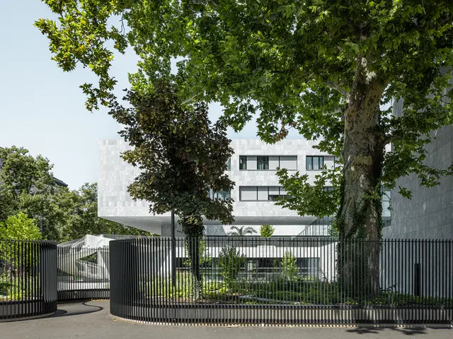 "Deform" heißt das Kunstwerk von Stefan Sous, das ein kleines Stück der Botschaft öffentlich zugänglich macht. | Foto: tschinkersten fotografie