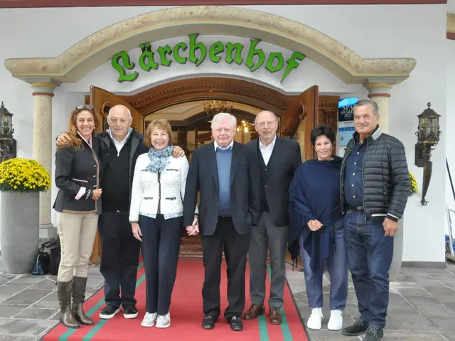 Angelika und Alt-Landeshauptmann Luis Durnwalder, Dr. Ulrike Kuppelwieser, Martin Unterrainer, Franz Pircher sowie Midi und Erich Pircher vor dem Lärchenhof