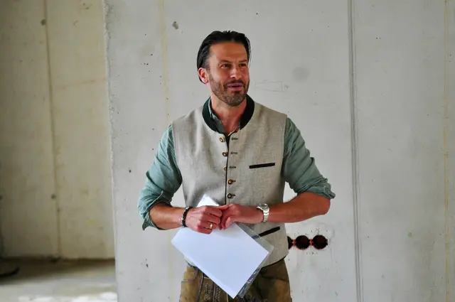 BONART-Geschäftsführer Stefan Warger freut sich über einen planmäßigen Baufortschritt. | Foto: Hassl