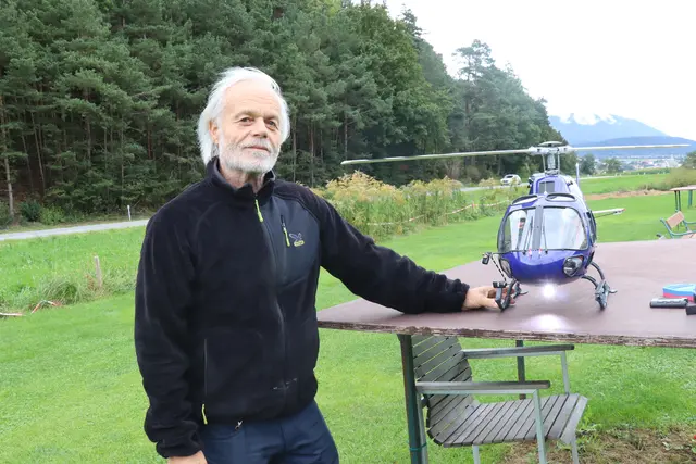 Pepi lässt seinen Modellhubschrauber auf dem Flugplatz in Ampass steigen und findet dabei Ruhe und Konzentration. | Foto: Kendlbacher