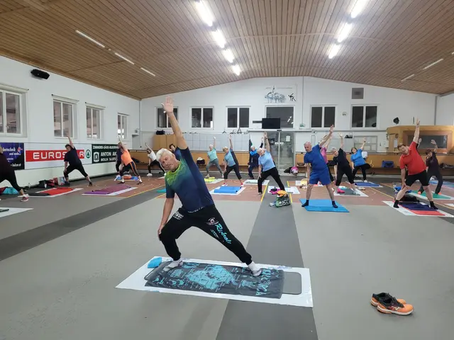 Turnen der älteren Generation kann während der Umbauten an der Turnhalle in der Stocksporthalle stattfinden, Vorturner Sepp Pramhas freut sich sehr darüber.