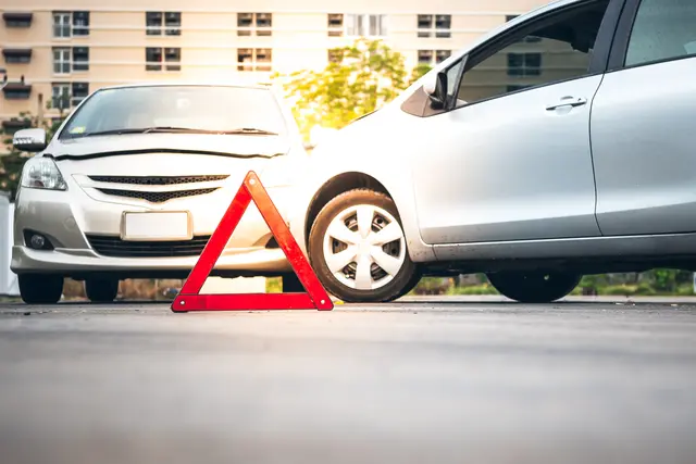 Der Unfall ereignete sich an einer Kreuzung. (Symbolfoto) | Foto: stock.adobe.com/at/Anatta_Tan 