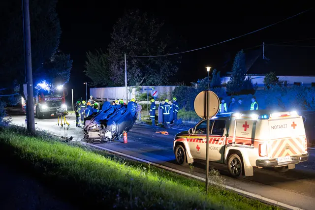 Drei Feuerwehren wurden zum Unfallort alarmiert und befreiten den Lenker, jedoch kam jede Hilfe zu spät. | Foto: TEAM FOTOKERSCHI / ANTONIO BAYER