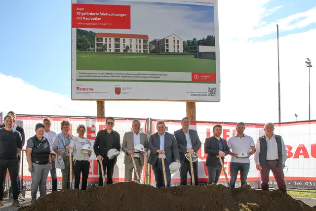 Vertreter der Gemeinde, von Ennstal und der Projektpartner beim offiziellen Spatenstich.  | Foto: wohnbaugruppe.at