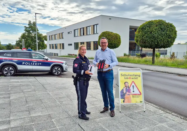 Petra Autengruber vom Bezirkspolizeikommando Urfahr-Umgebung übergab im Rahmen der Schulwegsicherung Ausrüstung an Gemeindevorstand Christoph Meisinger, der das neue Projekt zur Schulwegsicherheit in Engerwitzdorf initiiert hat. | Foto: Meisinger