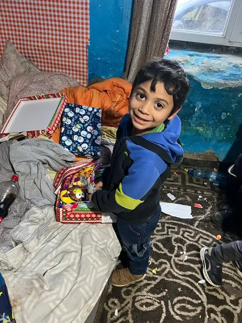 Leuchtende Kinderaugen beim Öffnen der Packerl. | Foto: Carina Schlager/Verein Weihnachtsfreude