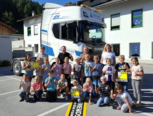 Klassenlehrerin Hedwig Walzl, Matthias Steiner und Andreas Kühtreiber (Fa. Zöchling) sowie Direktorin Karin Heindl mit Kindern der dritten/vierten Klasse | Foto: zVg