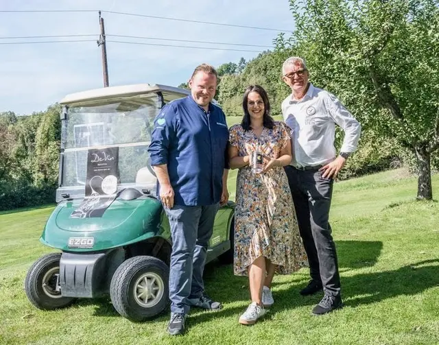 Richard Rauch, Lisa Bauer und Ernst Legenstein (v. l.) waren im Gin-Mobil unterwegs, um die Teilnehmenden auf der 9-Loch-Runde mit Gin Tonic zu versorgen. | Foto: Vulkanlandhotel Legenstein