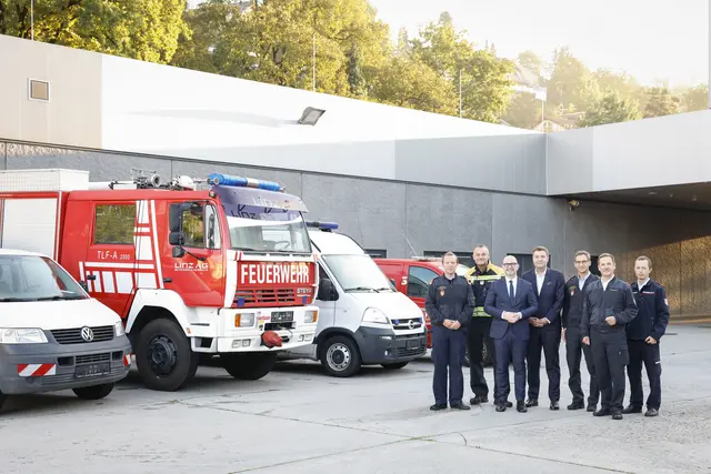 Bürgermeister Dietmar Prammer (3. vo li), Stadtrat Michael Raml (Mitte) und Branddirektor Stefan Krausbar (3. vo re)  bedankten sich bei den Mitgliedern der Berufsfeuerwehr Linz sowie Einsatzkräften der Betriebsfeuerwehren Chemiepark und Linz AG, die den Hilfs-Konvoi begleiteten.  | Foto: Stadt Linz