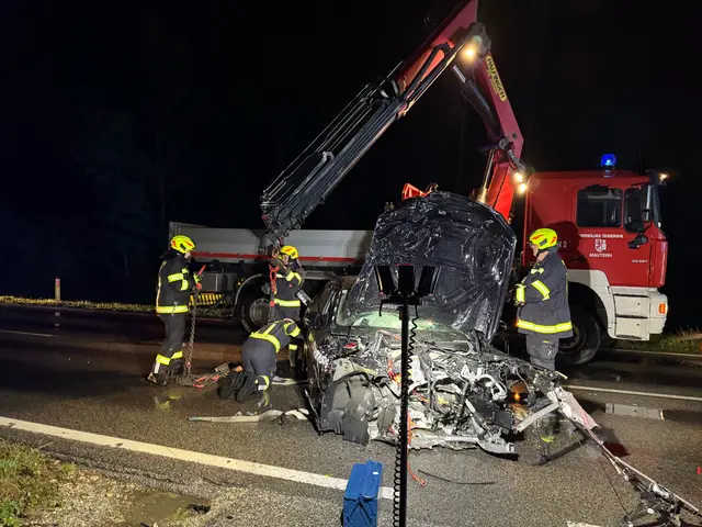 Der Lenker des PKWs erlitt Verletzungen, war jedoch weder eingeschlossen noch eingeklemmt. | Foto: DOKU NÖ