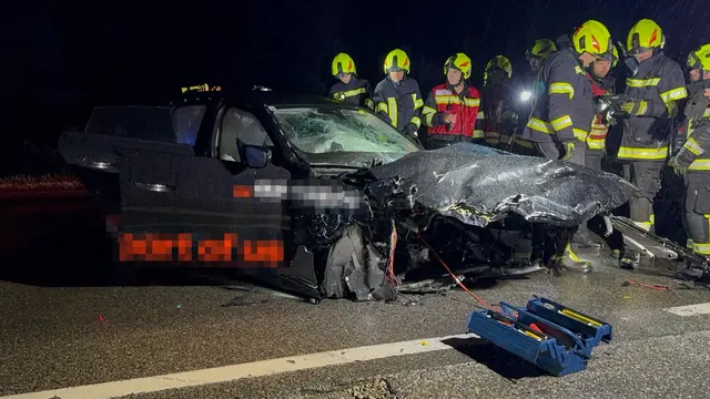 Der Lenker des PKWs erlitt Verletzungen, war jedoch weder eingeschlossen noch eingeklemmt. | Foto: DOKU NÖ