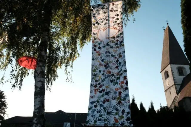 Die von Ofteringer Kindern gestaltete Friedensfahne mit der Friedenstaube „Friedoline“.
 | Foto: OÖKB