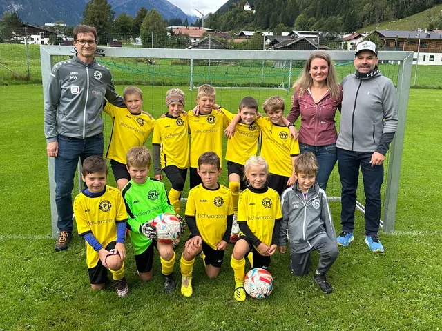 Die Nachwuchskicker der SPG Lechtal präsentieren stolz ihre neuen Trikots. | Foto: SPG Lechtal