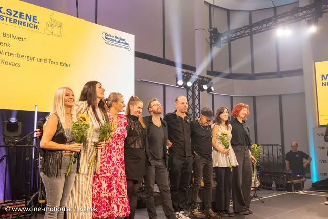 Astrid Wirtenberger, Monika Ballwein, Birgit Denk, Ursula Reicher, Florian Holoubek, Daniel Fellner, Erich Buchebner, OSKA und Mira Lu Kovacs (vlnr). | Foto: www.cine-motion.at / Ivanek