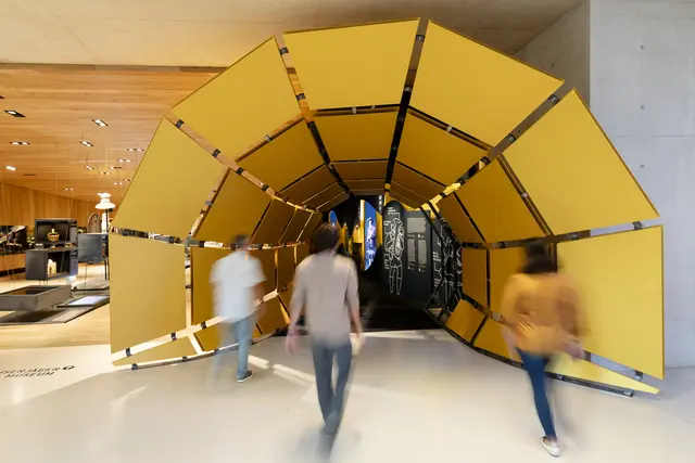 Besucherinnen und Besucher betreten die Ausstellung durch einen überdimensionalen Schalltrichter – Symbol für die Sogwirkung der Blasmusik und den Atem, der durch die Instrumente fließt.  | Foto: Maria Kirchner