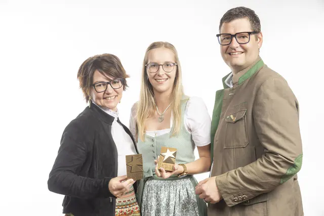 Michaela und Andreas Muster vom Ratscher Landhaus, Ehrenhausen an der Weinstraße, gratulieren ihrem Lehrling Eva Ferk, die ihre Lehre als Hotel- und Restaurantfachfrau mit ausgezeichnetem Erfolg abschließen konnte. | Foto: Foto Fischer
