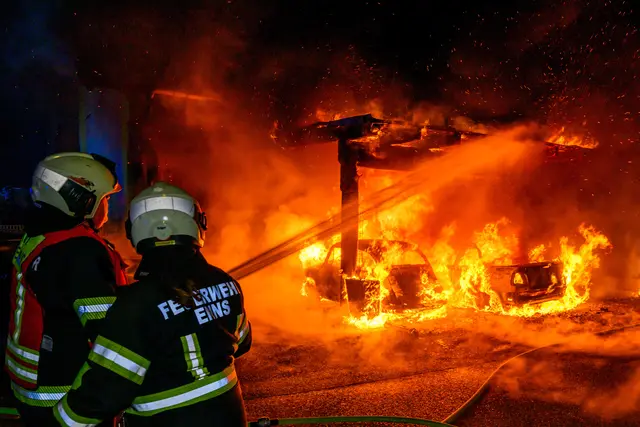 Motorräder und zwei Pkw standen im Carport in Vollbrand – das Feuer griff auch auf das Wohnhaus über.  | Foto: TEAM FOTOKERSCHI / WERNER KERSCHBAUMMAYR