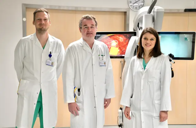 OA Konstantin Bergmeister, Leiter der Klinischen Abteilung für Plastische, Ästhetische und Rekonstruktive Chirurgie Klaus F. Schrögendorfer und Christina Glisic. | Foto: Universitätsklinikum St. Pölten