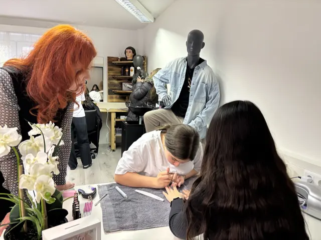 Bei einem Lokalaugenschein im Dezember 2024 überzeugten sich Landesrätin Cornelia Hagele, Bürgermeister Christian Härting und Dietmar Meinschad von der Bildungsdirektion Tirol von der hohen Qualität der PTS Telfs.