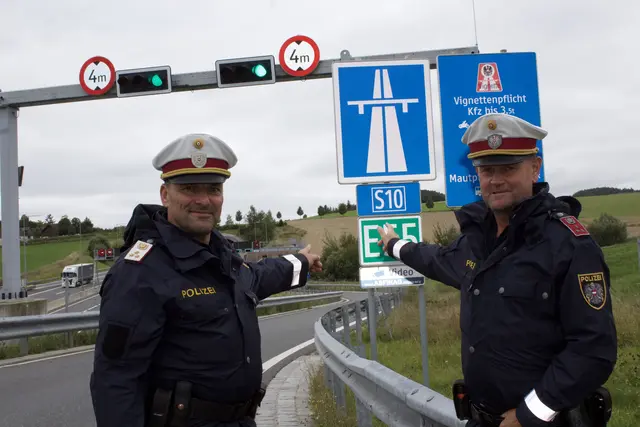 API-Kefermarkt-Chef Franz Reidinger (l.) und Gruppeninspektor Dieter Haslauer (r.) zeigen es an: Die S 10 ist eine Autobahn! | Foto: MeinBezirk/Roland Wolf