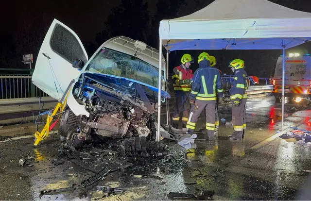 Ein Lieferwagen und ein PKW kollidierten aus derzeit noch ungeklärten Gründen frontal miteinander. | Foto: DOKU NÖ