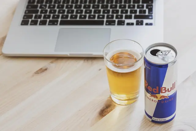 Wer es stärker will, greift zu Cola oder Energy-Drinks, die vor allem bei Jugendlichen und Studierenden beliebt sind – oft wegen des schnellen Koffeinschubs. | Foto: Symbolbild pixabay.com