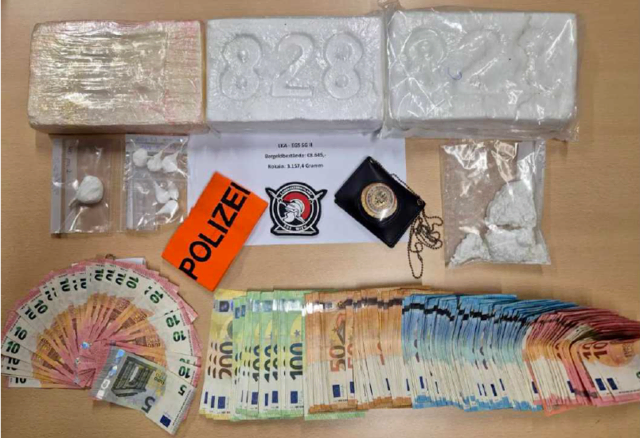 In Ottakring wurden bei einem mutmaßlichen Drogendealer 9.000 Euro Bargeld und drei Kilo Kokain festgestellt.  | Foto: LPD-Wien