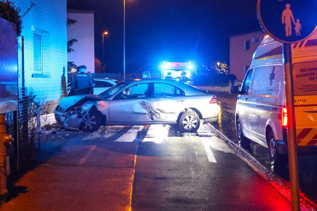 Auf der Laahener Straße in der Welser Vogelweide kommt ein Pkw von der nassen Fahrbahn ab und demoliert eine Hausfassade. | Foto: laumat.at