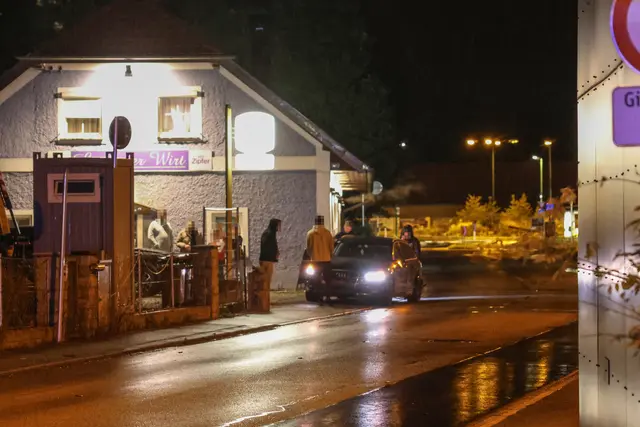 Auf der Laahener Straße in der Welser Vogelweide kommt ein Pkw von der nassen Fahrbahn ab und demoliert eine Hausfassade. | Foto: laumat.at