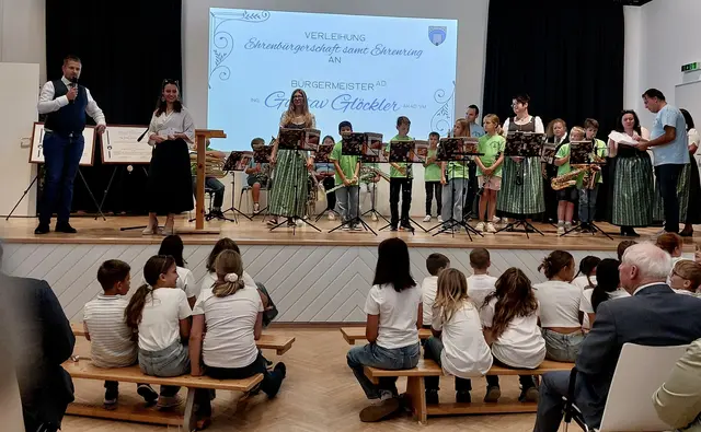 VP-Bgm. Florian Pfaffelmaier würdigt die Verdienste  beider neuer Ehrenbürger und dankt ihnen zugleich; re. Musikverein &amp; Jugendblasorchester