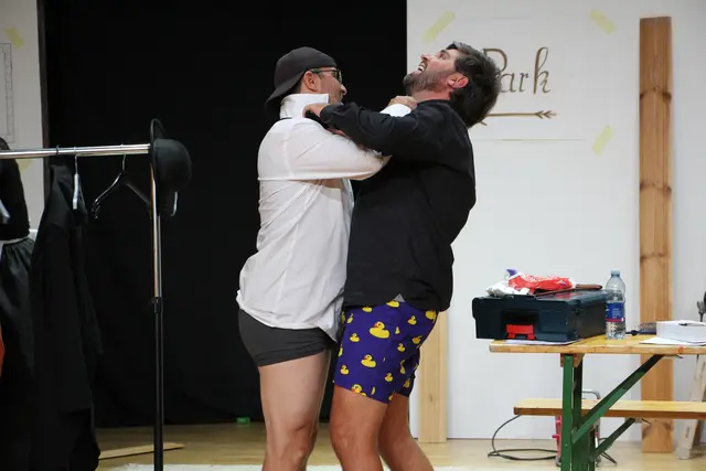 Auch eine Kostümprobe kann für allerhand Probleme sorgen, besonders bei den Männern im Stück. | Foto: Theaterverein Serfaus