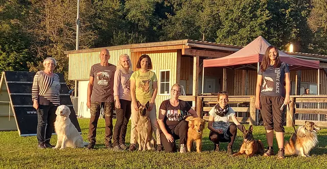 Einige Mitglieder des ÖRV-Hundesportvereins mit Obmann Johannes Koinegg bei der neuen Anlage am neuen Standort Grubenweg | Foto: Marlene Polz