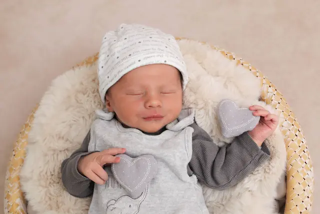 Name: Timo Mateo Zingl
Geburtsdatum: 09.09.2025 
Gewicht: 3.505 g
Größe: 52 cm
Eltern: Lisa Zingl und Marcel Schieder aus Dechanskirchen | Foto: Fotostudio Semler