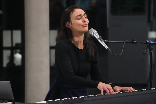Saedi sorgte bei der Eröffnung der Ausstellung für die musikalische Untermalung. | Foto: Josef Hofmüller