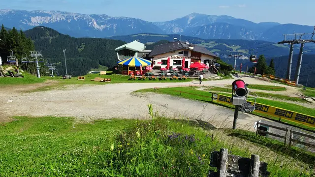 Herrlicher Ausblick auf das Rax- und Schneebergmassiv, in der Bildmitte der Kreuzberg, links Roter Berg, Pinken- und Semmeringkogel
 | Foto: © Silvia Plischek