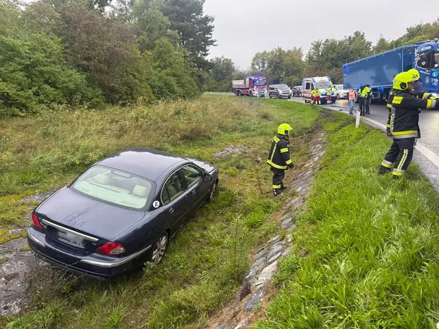 Eine Lenkerin rutschte am Knoten Mattersburg mit ihrem Fahrzeug in einen Straßengraben. | Foto: Feuerwehr Mattersburg