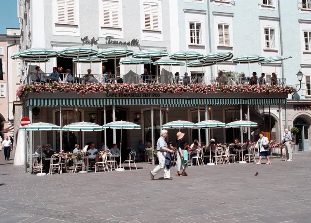 Das Café Tomaselli vor einigen Jahren. Viele Kaffeehäuser in der Stadt Salzburg haben die beiden Weltkriege überlebt. | Foto: Franz Neumayr