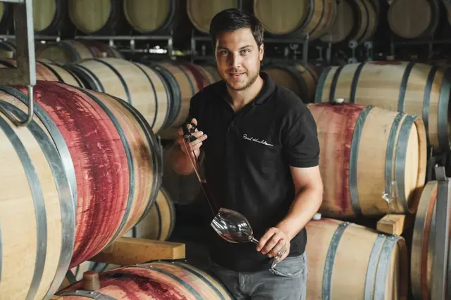 Michael Kerschbaum präsentiert den Blaufränkisch „X“ – ein Wein mit zehn Jahren Reifezeit.