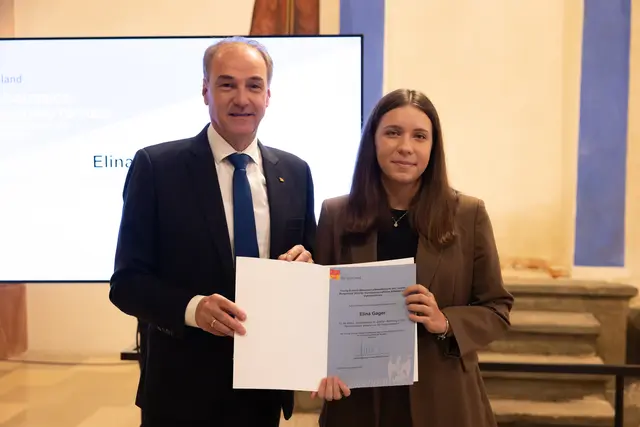 Landesrat Leonhard Schneemann mit der Preisträgerin des Young-Science-Wissenschaftspreises Elina Gager (BG/BRG/BORG Oberpullendorf „Franz Liszt“). | Foto: Bgld. Landesmedienservice