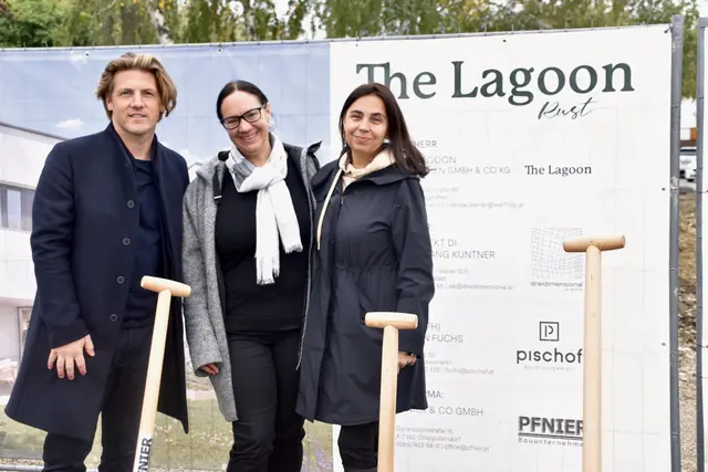Hans-Joachim Werfring, Geschäftsführer The Lagoon Immobilien GmbH & Co KG mit Barbara Link (Mitte), die einer der ersten Käuferinnen ist. Rechts Schwester Anita Motlik. | Foto: Stefan Schneider